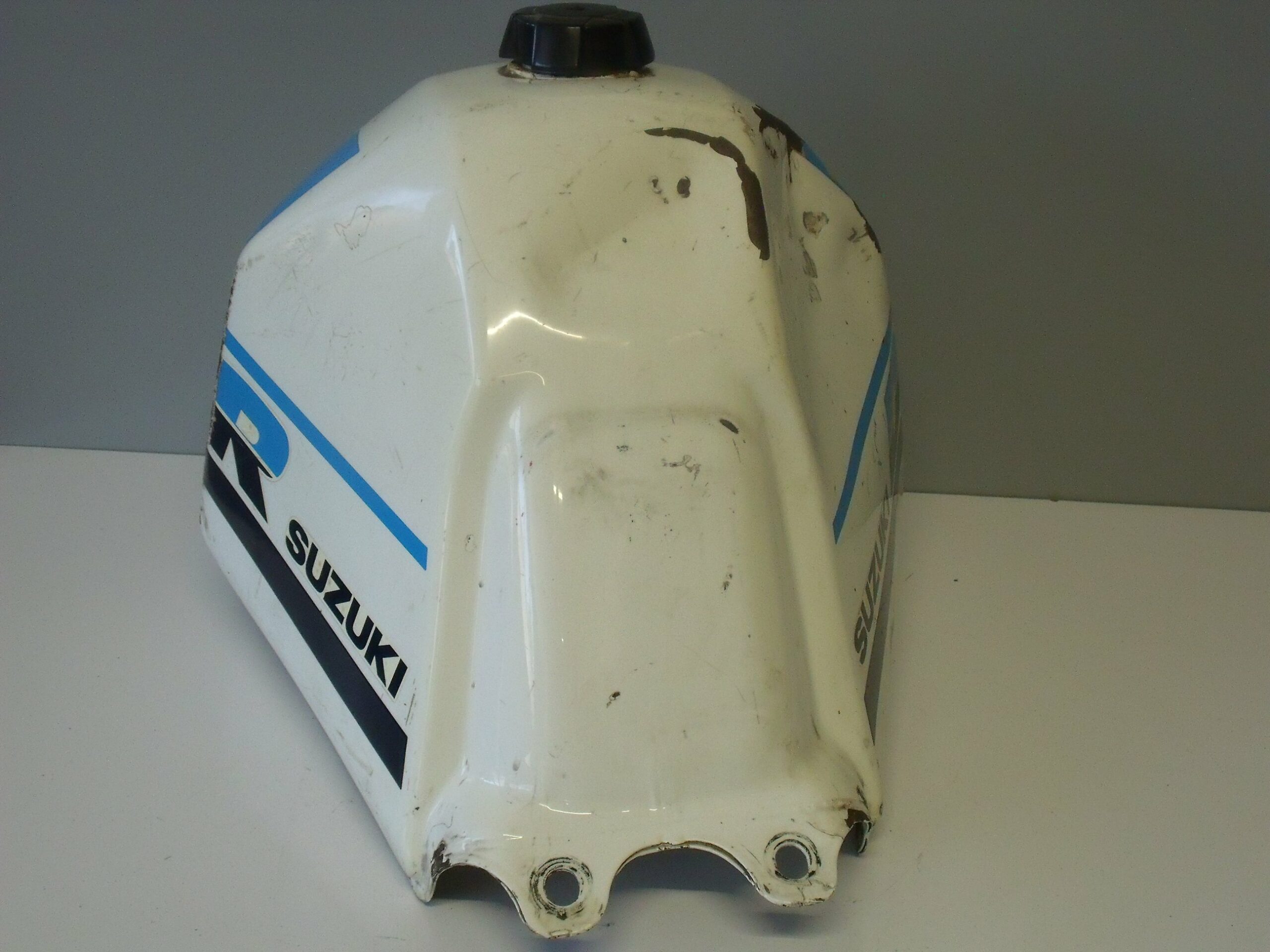 Plaque fixation arrière de réservoir pour Suzuki 600 DR - 650 DR - SN41A - SP41A main image 1