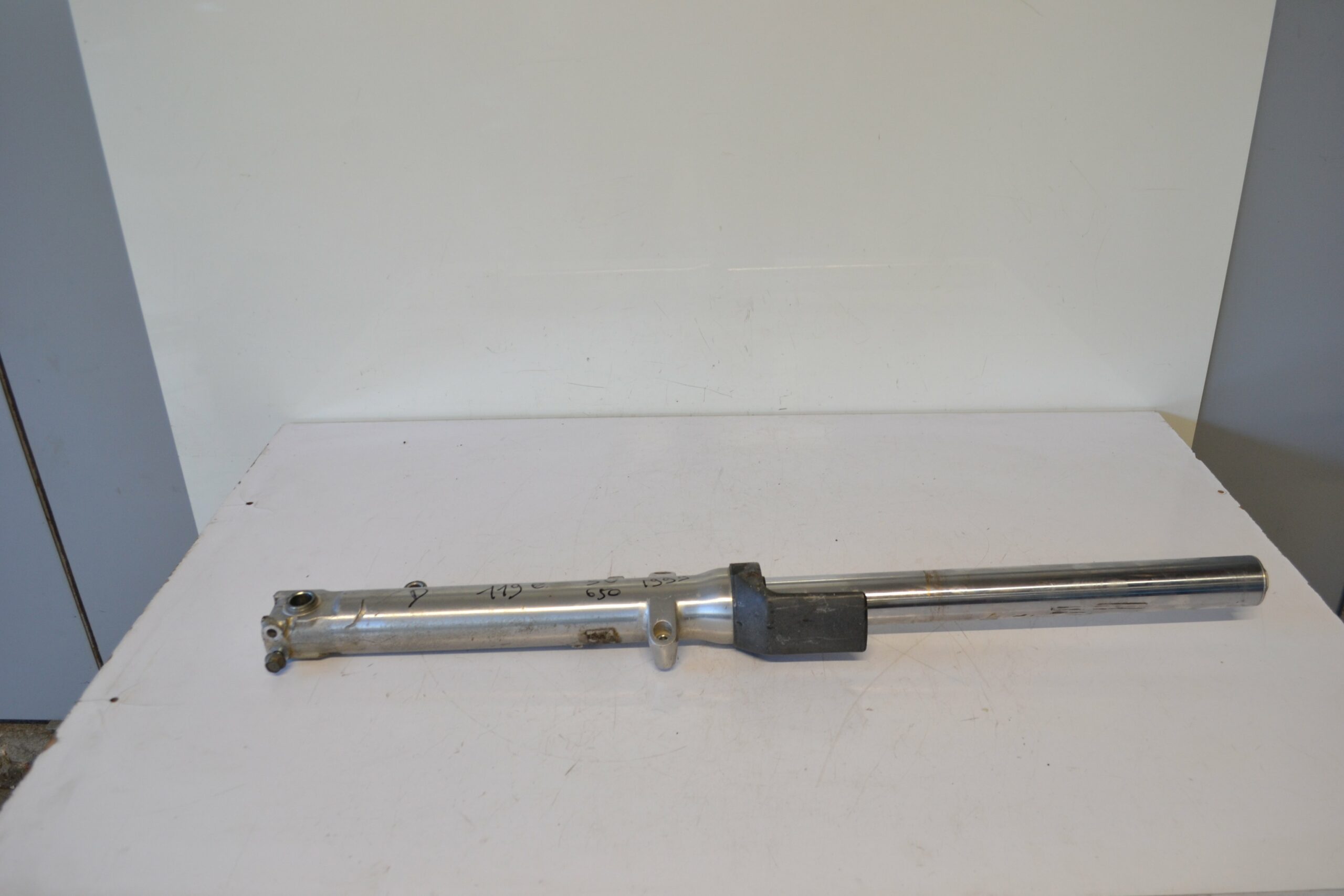 Fourche Droite Suzuki SV 650 Tordue (pour Pièces) - Modèle JS1CX 2016-2023 - Occasion