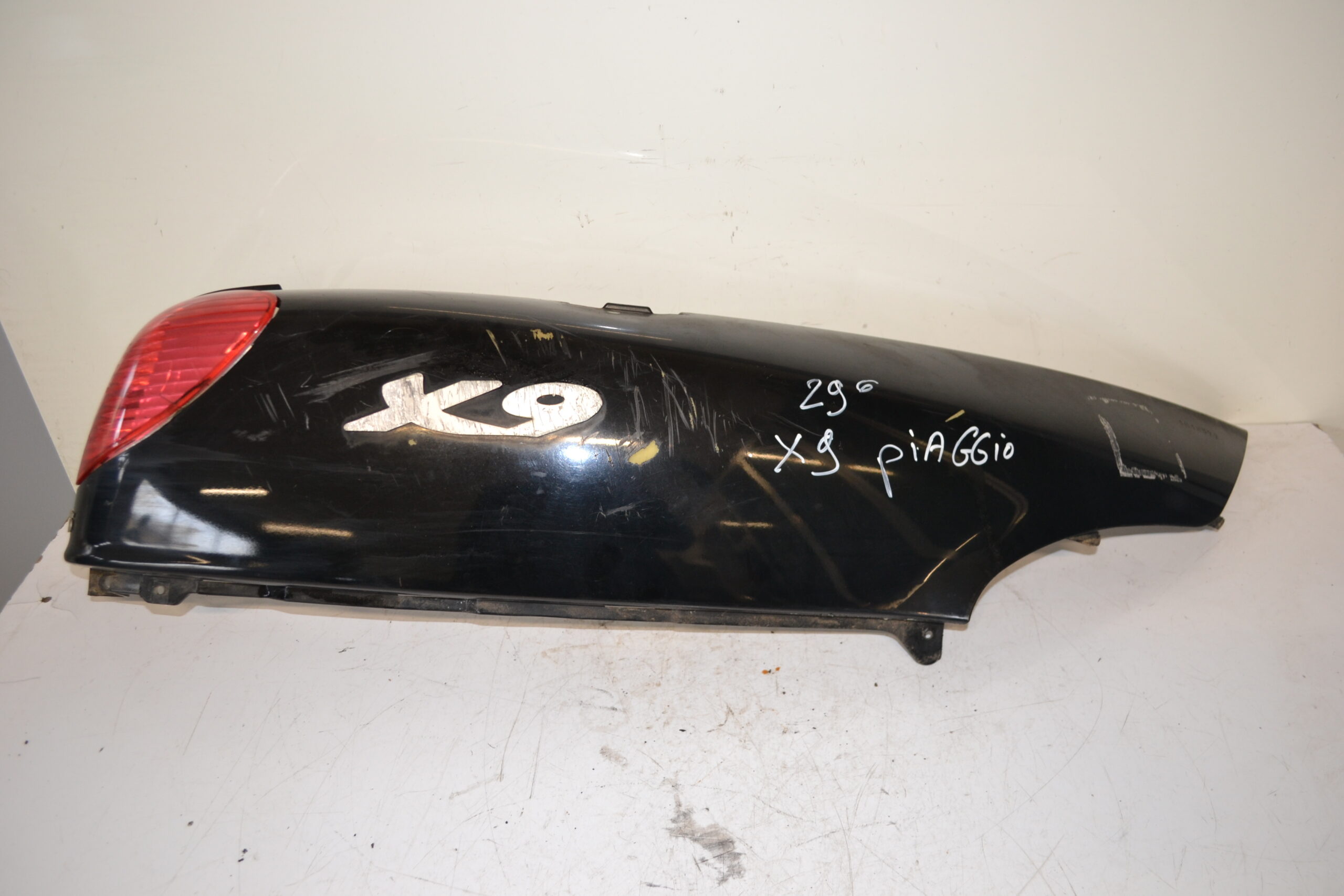 PIAGGIOT 125 X9 CACHE LATERAL DROIT Pi ces Moto Languedoc
